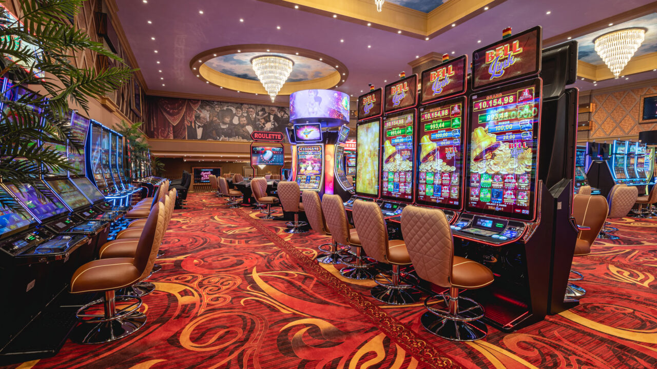 Free Spins vs Bonus Money: Comparing Casino Promotions